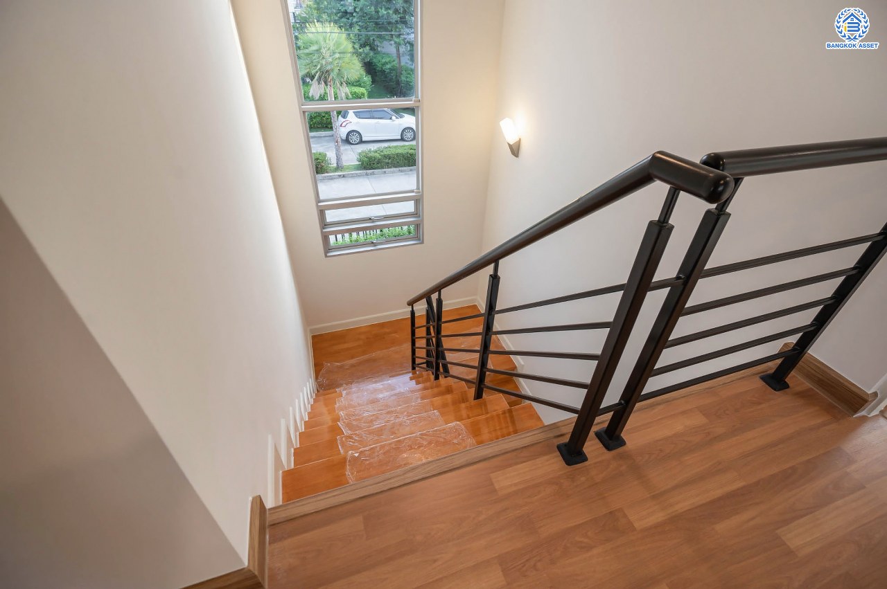 บ้านมือสองตกแต่งใหม่ โครงการ ไลฟ์ บางกอก บูเลอวาร์ด พระราม5 ตกแต่งหรูหรา เนื้อที่ 52.3 ตร.ว. ฟังก์ชัน 3 ห้องนอน 3 ห้องน้ำ 1 ห้องอเนกประสงค์ จอดรถได้ 2 คัน บนทำเลเชื่อมต่อเมือง ใกล้รถไฟฟ้าสายสีม่วง "สถานีแยกติวานนท์" จุดขึ้นทางด่วน "ศรีรัช" และรายล้อมด้วยสิ่งอำนวยความสะดวกครบ